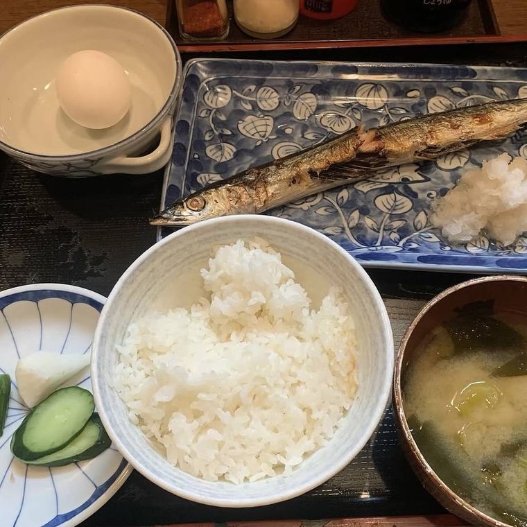 焼魚とみそ汁、生卵、漬けもの付きのがっつり系定食