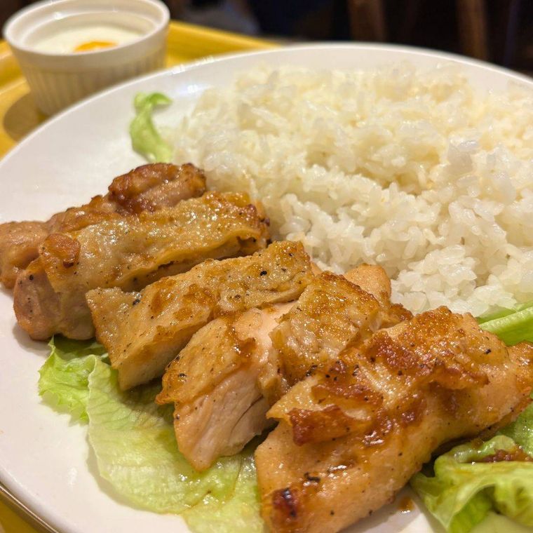 チキンが5切れのった月替わりランチプレート