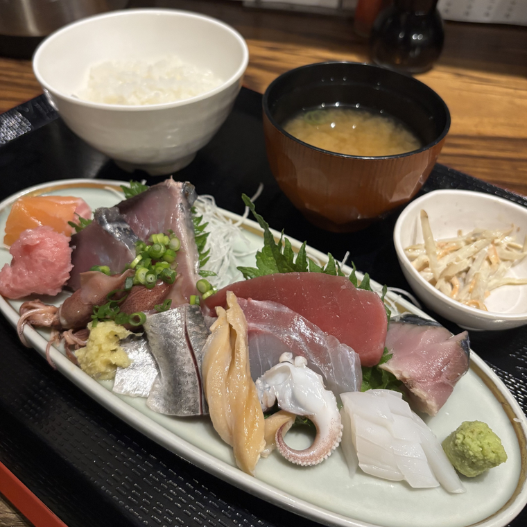 お刺身8種類ほど、みそ汁、小鉢、ごはんがつく定食