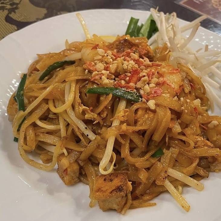 たっぷりの麺にニラやピーナッツがのったパッタイ