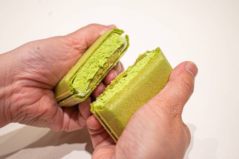 セブンイレブン匠茶最中を手で半分に割っている様子