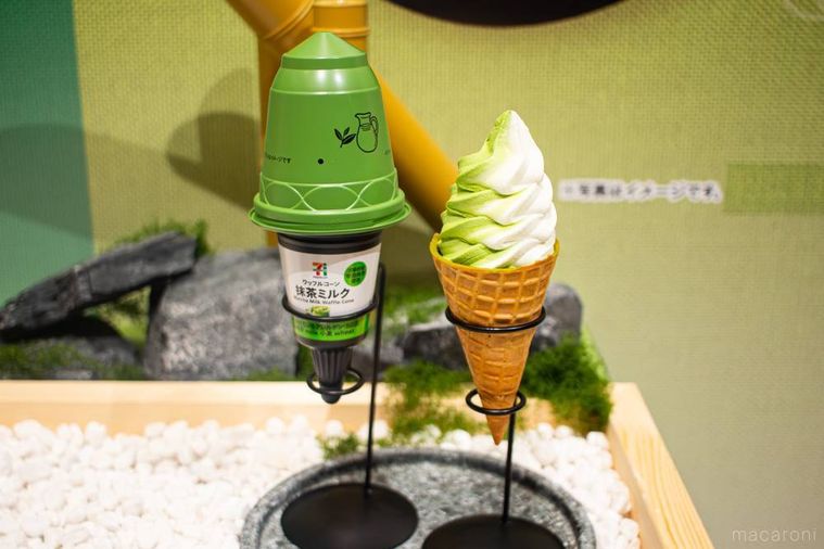 セブンイレブンセブンプレミアム ワッフルコーン 抹茶ミルクのパッケージと中身が並んでいる