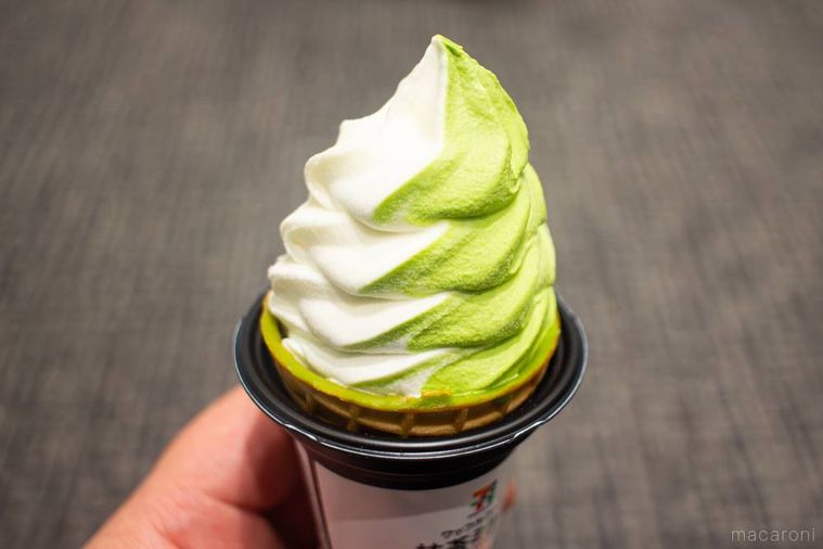 セブンイレブンセブンプレミアム ワッフルコーン 抹茶ミルクを手で持っている様子