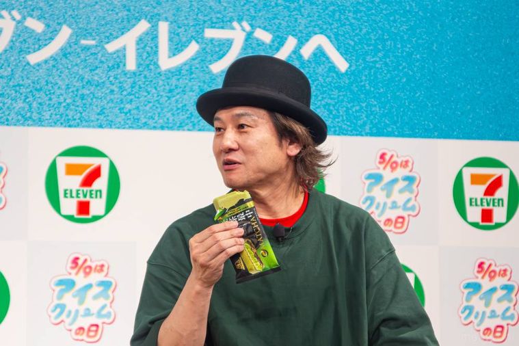 セブンイレブン匠茶最中を食べているアイスマン福留さん