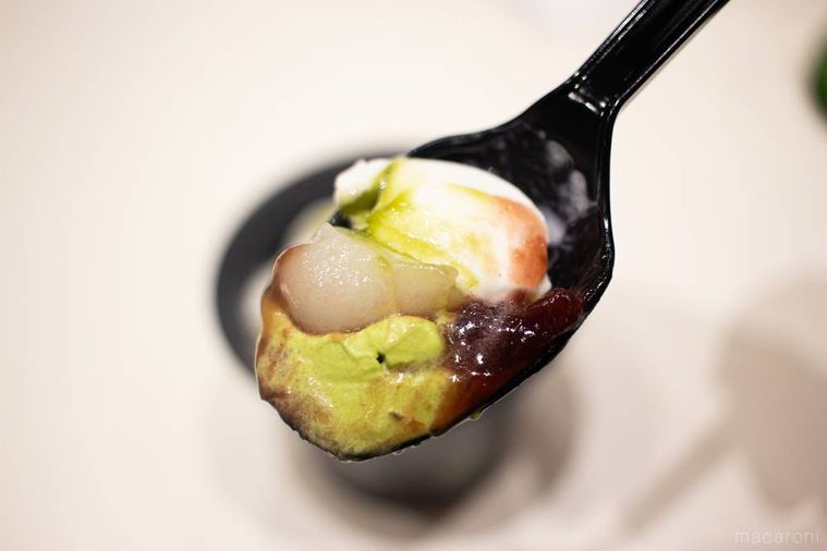 セブンイレブンナナズグリーンティー 抹茶パフェをスプーンで箸上げしている様子