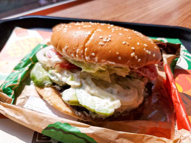 バーガーキングクリーミーマヨ アボカドワッパーがお盆の上にのっている