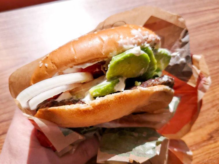 バーガーキングクリーミーマヨ アボカドワッパーを手で持っている様子