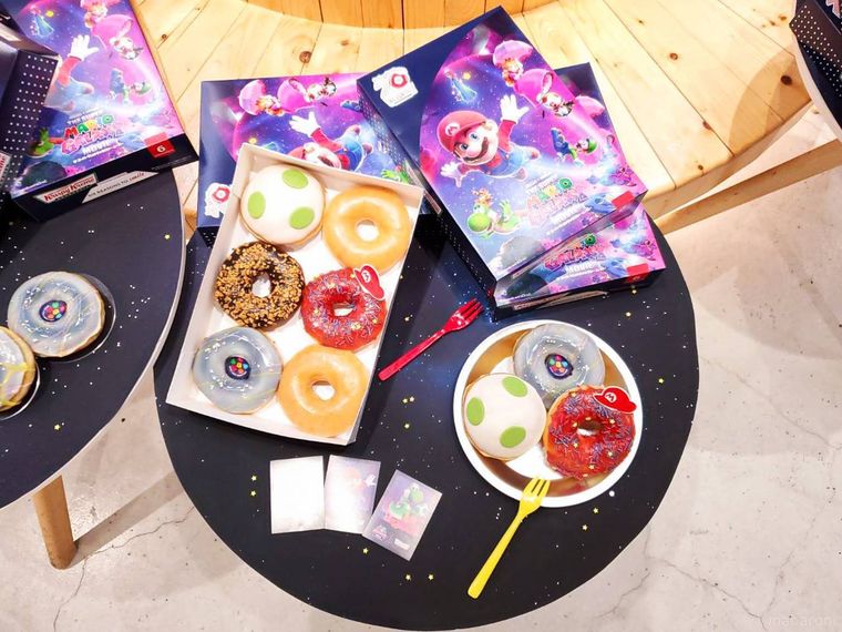 クリスピー・クリーム・ドーナツマリオのコラボドーナツとダズンハーフが並んだテーブル