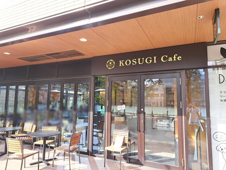ベージュを基調とした、KOSUGI Cafeの外観