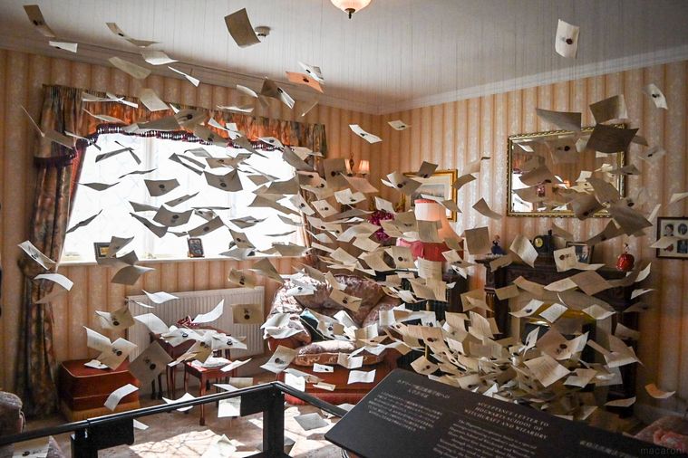 手紙が舞うセット