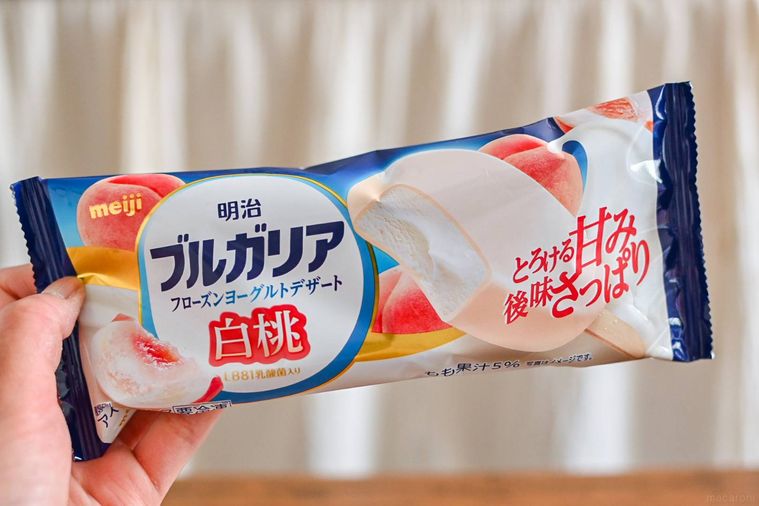 アイスのパッケージを持っているところ