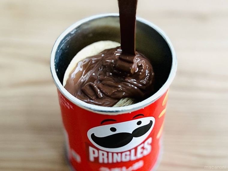 プリングルズの筒に溶かしたチョコレートをそそいでいる様子