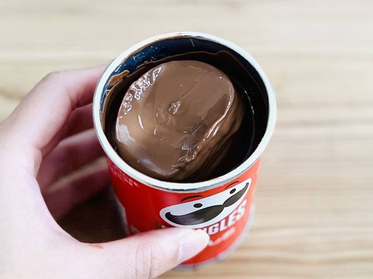 プリングルズの容器を台に打ち付けている様子