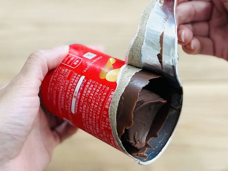 プリングルズの容器を剥がしている様子