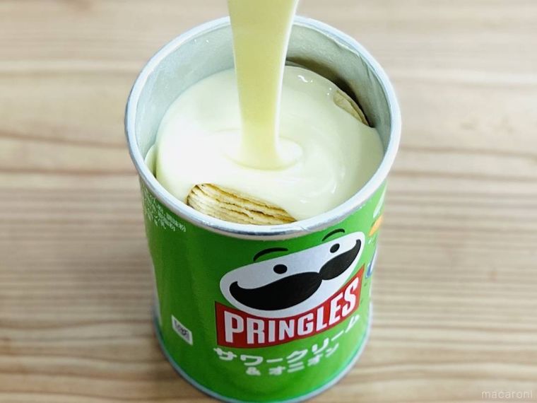 プリングルズの筒に溶かしたホワイトチョコレートをそそいでいる様子