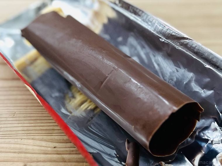 プチポテトうすしお味をチョコレートでコーティングした様子