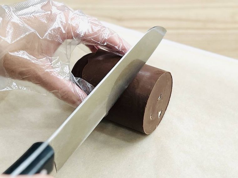 チョコレートでコーティングしたプリングルズを包丁でカットしている様子