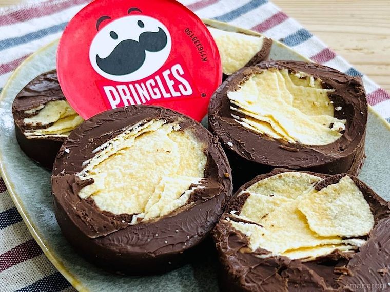 プリングルズチョコを皿に盛り付けた様子
