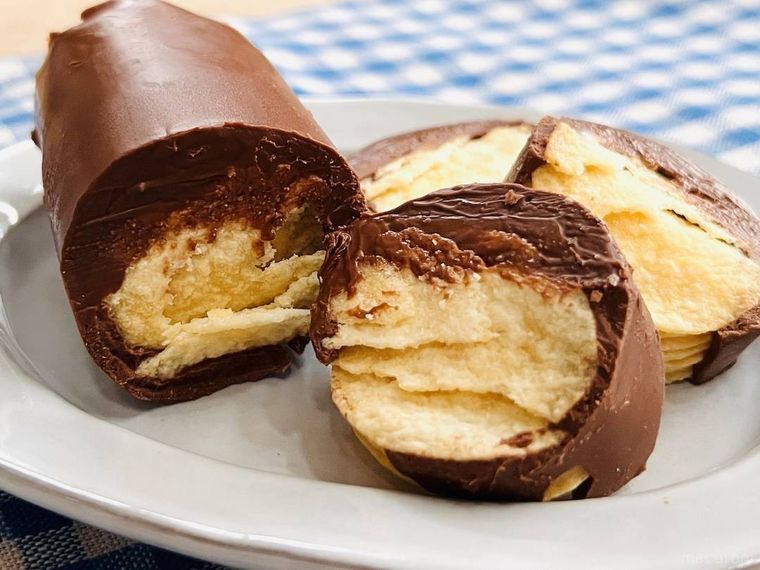 プチポテトうすしお味をチョコレートでコーティングした様子