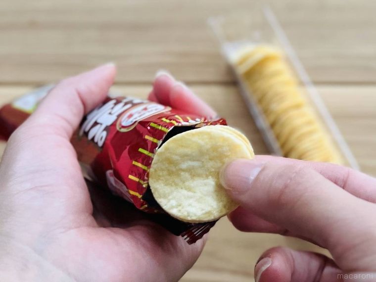 プチポテトうすしお味の袋に中身を詰めている様子