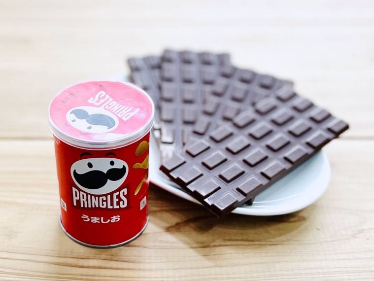 プリングルズと板チョコレート