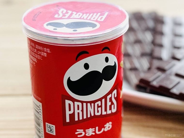 プリングルズと板チョコレート