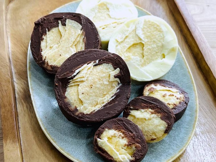 ポテトチップスをチョコレートでコーティングした様子