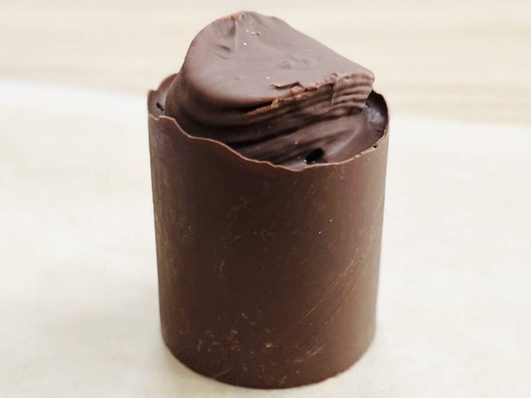 プリングルズをチョコレートでコーティングした様子