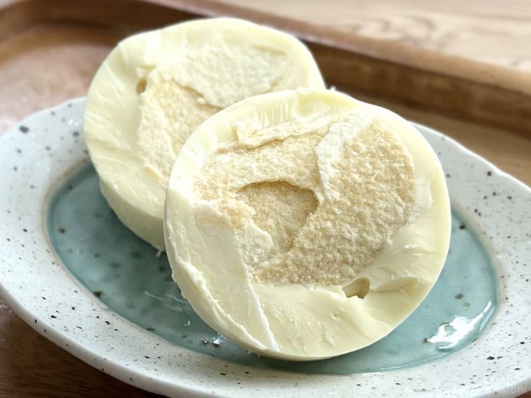 プリングルズをホワイトチョコレートでコーティングした様子