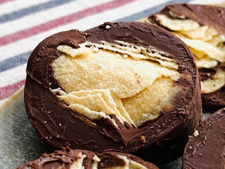 プリングルズチョコを皿に盛り付けた様子