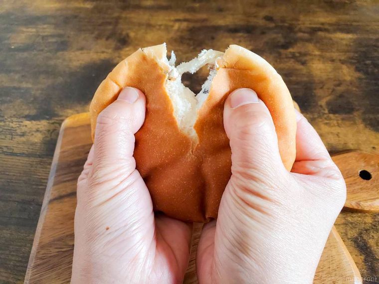 ファミリーマートもっちり食感ホイップあんぱんを半分に割っている様子