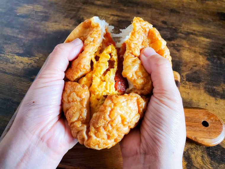 ファミリーマートもっちり食感ピザパンを手で割っている様子