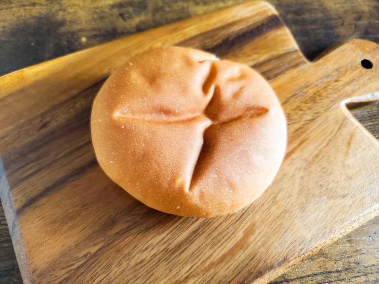 ファミリーマートもっちり食感ホイップあんぱんが板の上にのっている