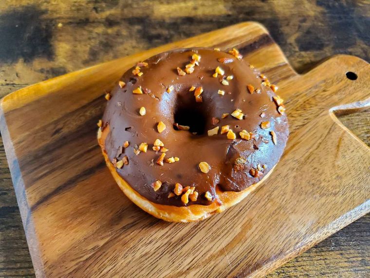 ファミリーマートもっちり食感キャラメルドーナツが板の上にのっている