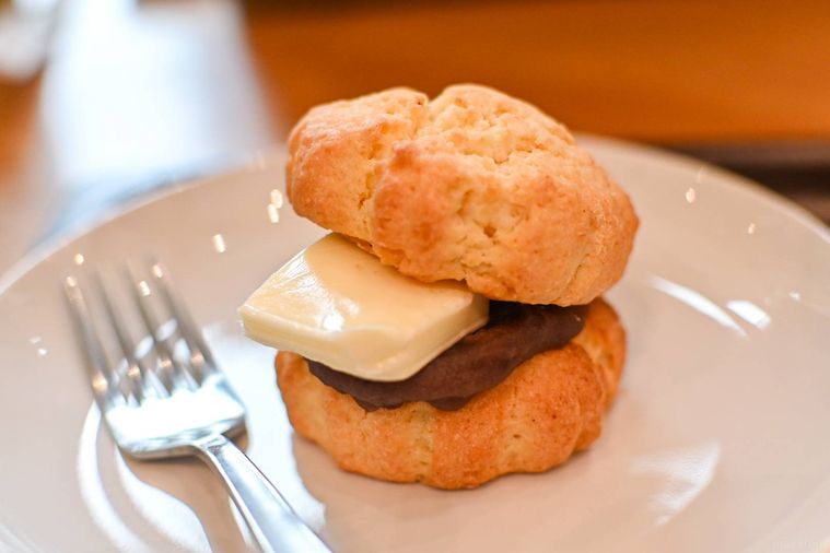 お皿にのったあんバタースコーンサンド