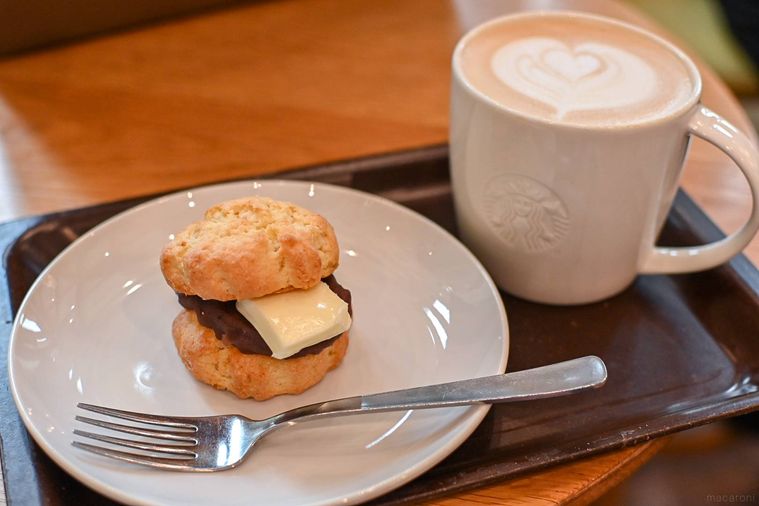 あんバタースコーンサンドとラテ