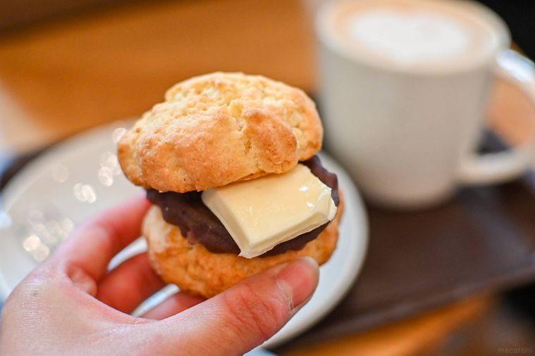 あんバタースコーンサンドを持っているところ