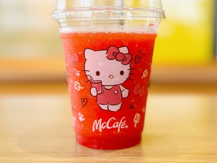 マクドナルドのハローキティのジューシーいちごスムージー