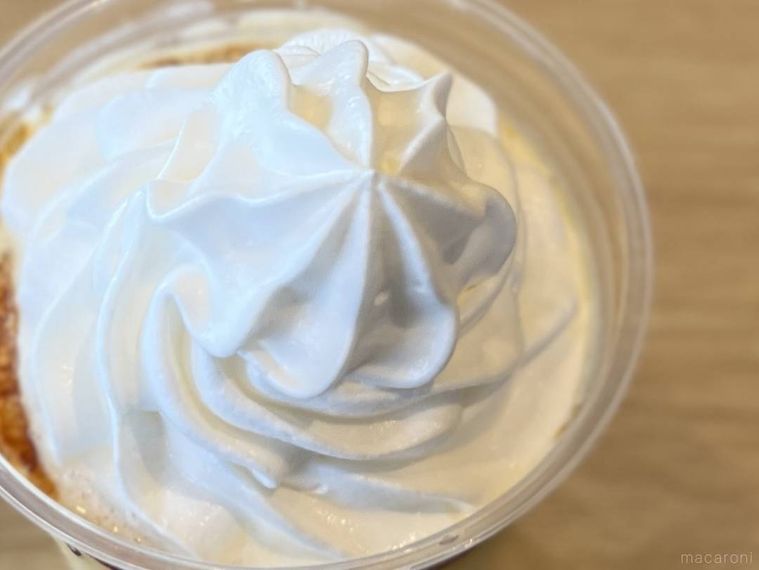 マクドナルドのポムポムプリンのクリーミ ープリンフラッペを真上から見た様子