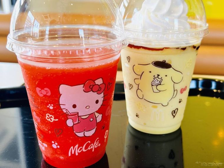 トレーにのったハローキティのジューシーいちごスムージーとポムポムプリンのクリーミープリンフラッペ