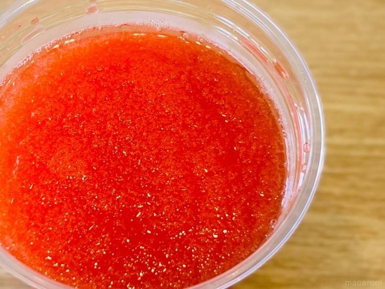 マクドナルドのハローキティのジューシーいちごスムージーを真上から見た様子