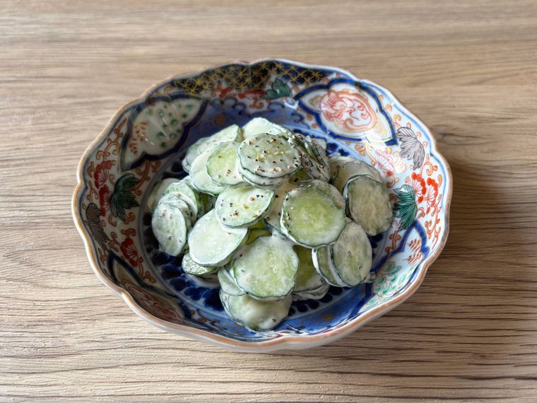 和皿に盛られたマヨ和えきゅうり