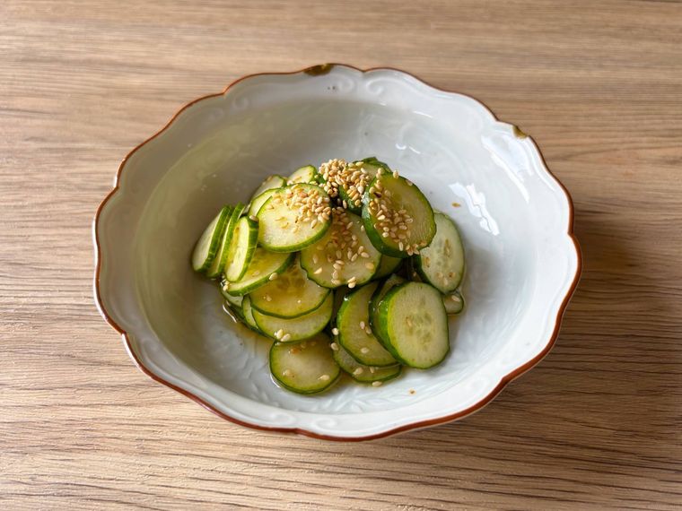 和皿に盛られためんつゆ漬けきゅうり