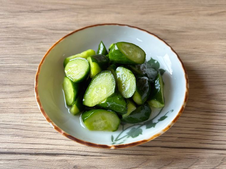 和皿に盛られた酢砂糖のさっぱりきゅうり