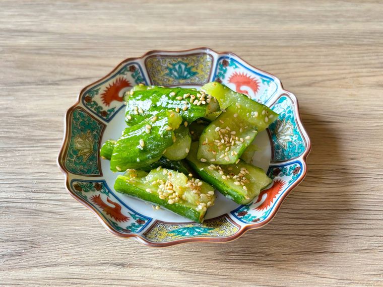 和皿に盛られたごま油塩のやみつききゅうり