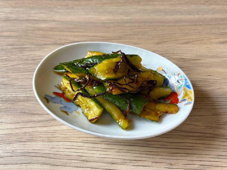 楕円の皿に盛られた無限塩こんぶきゅうり