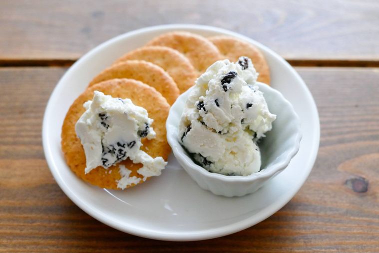 4. レーズンチーズ添えクラッカー