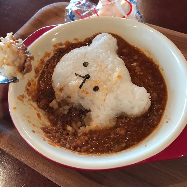 くまの形の白米がのったひき肉カレー