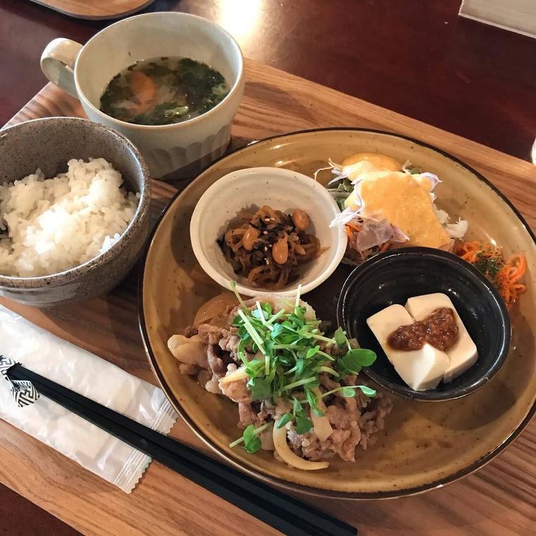 ごはんやおかず、副菜がそろった定食