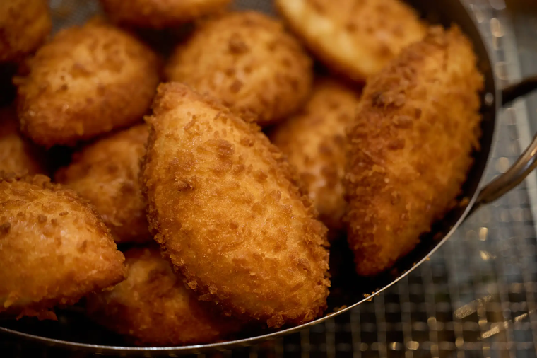 おかやまカレーパンが何個ものっている鍋